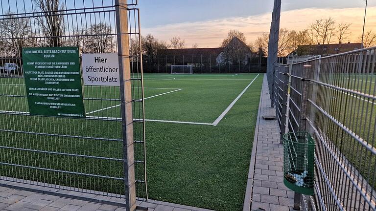 Für den bislang zu jeder Tages- und Nachtzeit für jedermann zugänglichen öffentlichen Kunstrasenplatz des Sportvereins Veitshöchheim hat der Gemeinderat zum Schutz der Anwohner Nutzungszeiten festgelegt. Außerdem soll der Zugang mit einem verschließbaren Tor versehen werden.