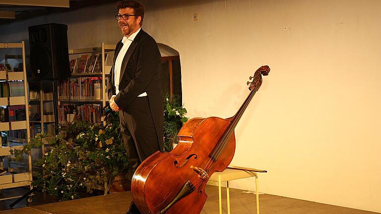 Einen Mann, der tragisch an sich selber scheitert, verkörperte das Multitalent Josef Strohmeier im Solo-Stück „Der Kontrabass”, das im Rahmen der 23. Bergrheinfelder Kulturwoche in der Gemeindebibliothek aufgeführt wurde. FOTO HORST FRÖHLING Einen Mann, der tragisch an sich selber scheitert, verkörperte das Multitalent Josef Strohmeier im Solo-Stück „Der Kontrabass”, das im Rahmen der 23. Bergrheinfelder Kulturwoche in der Gemeindebibliothek aufgeführt wurde. FOTO HORST FRÖHLING