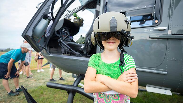 Der Start einer Karriere als Hubschrauberpilot? Auch Kinder waren von den beim Flugplatzfest in Haßfurt präsentierten Fluggeräten begeistert.