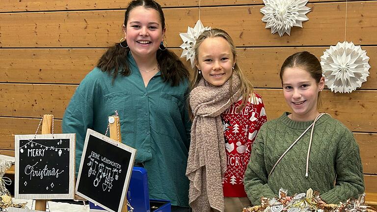 Schülerinnen der Unterstufe boten den Besuchern des Weihnachtsbasars der St.-Ursula-Schule viele liebevoll gestaltete Weihnachtsgeschenke an. Schülerinnen der Unterstufe boten den Besuchern des Weihnachtsbasars der St.-Ursula-Schule viele liebevoll gestaltete Weihnachtsgeschenke an.