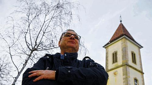 Fordert schnellen Ersatz: Frank Linden steht in Stuttgart-Birkach vor der Franziska-Kirche. Der Stuttgarter Unternehmer beklagt sich über schlechten Mobilfunkempfang in seiner Wohnung. Nach seiner Vermutung ist das Funkloch durch den Abbau eines Sendemastes am Turm der Kirche entstanden.