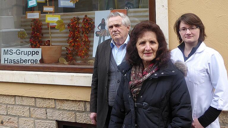 Die Selbsthilfegruppe Multiple Sklerose präsentiert sich im Schaufenster der Stadtapotheke Königsberg. Unser Bild zeigt (von links): Viktor Schröder, Inhaber der Apotheke, Rosemarie Pischel von der Selbsthilfegruppe Multiple Sklerose und Mitarbeiterin Klara Schröder.