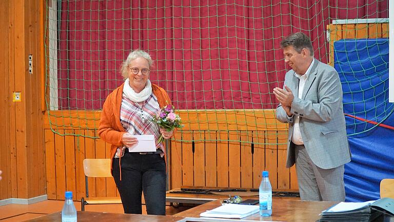Bürgermeister Johannes Wagenpfahl dankte Heike Koberstein für ihren langjährigen Einsatz als Kindergartenbusfahrerin. Bürgermeister Johannes Wagenpfahl dankte Heike Koberstein für ihren langjährigen Einsatz als Kindergartenbusfahrerin.