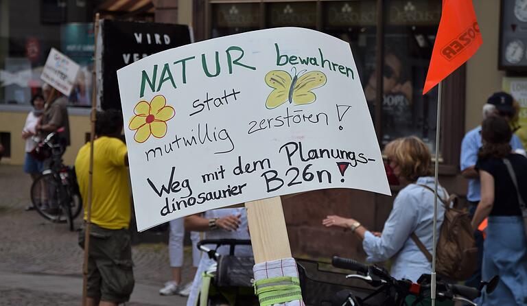 Rund 125 Leute protestierten am Samstag in Lohr gegen den Bau der geplanten B26n. Rund 125 Leute protestierten am Samstag in Lohr gegen den Bau der geplanten B26n.
