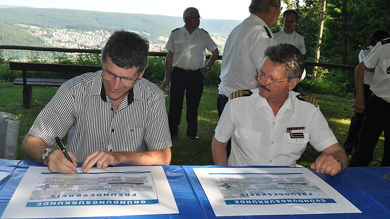 Im Jahr 2013 erneuerten Landrat Thomas Schiebel und Kapitän Wolfgang Schmid (rechts) die Patenschaft zwischen dem Landkreis und dem Marinetanker 'Spessart'.