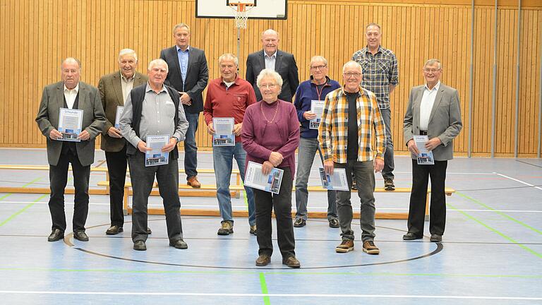 Die beiden Vorsitzenden Heiko Müller (hinten links) und Michael Hein (hinten rechts) beglückwünschten für 55 und 60 Jahre Mitgliedschaft im Verein (von links): Peter Fischer, Berthold Schwarz, Hartmut Koch, Gerhard Hein, Ingrid Nöth, Erhard Kümpel, Wolfgang Chlebowy, Wolfgang Weber und Leonhard Zapf.