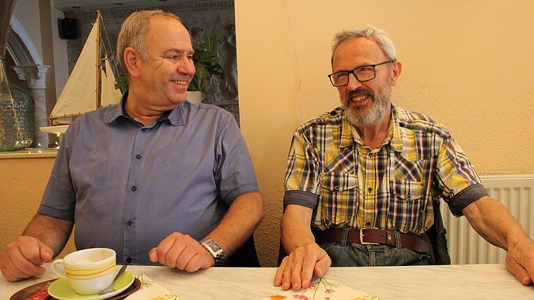 Der Ehrenamtliche Klaus Schuffert (links) und Helmut Pfister verbringen gerne Zeit miteinander, zum Beispiel beim gemeinsamen Kaffee trinken.