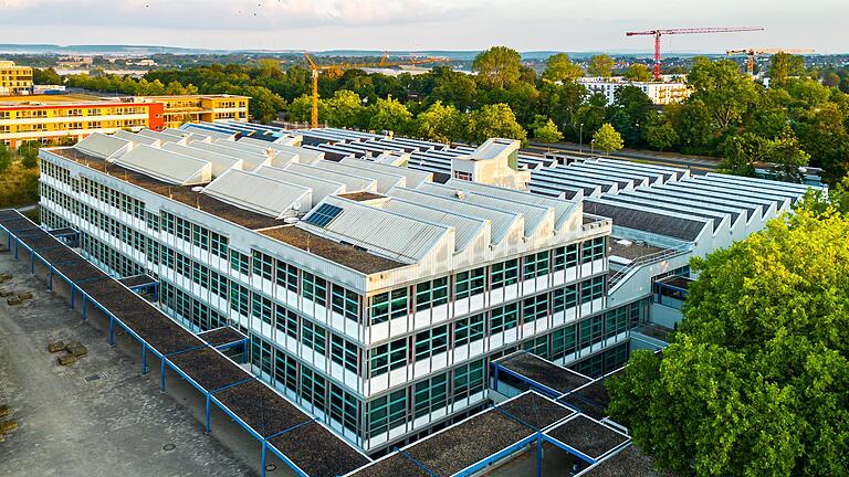 Der Neubau der staatlichen Berufsschule Dr. Georg-Schäfer ist großzügig mit Photovoltaik-Modulen ausgestattet.