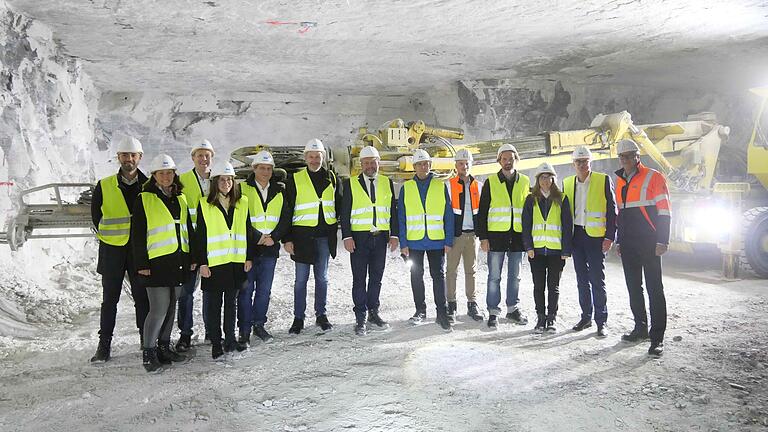 Landrat Thomas Eberth (Mitte) mit Führungskräften des Landratsamts Würzburg im Anhydrit-Bergwerk in Hüttenheim nahe des Knauf-Firmensitzes in Iphofen im Landkreis Kitzingen.&nbsp;