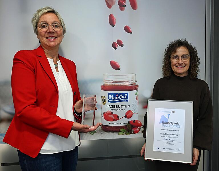 Geschäftsführerin Anne Feulner (links) und Martina Dütsch-Cerbone, Verkaufsleiterin Export, präsentieren Pokal und Urkunde. Das Haßfurter Unternehmen Maintal Konfitüren wurde mit dem Bayerischen Exportpreis 2023 ausgezeichnet. Geschäftsführerin Anne Feulner (links) und Martina Dütsch-Cerbone, Verkaufsleiterin Export, präsentieren Pokal und Urkunde. Das Haßfurter Unternehmen Maintal Konfitüren wurde mit dem Bayerischen Exportpreis 2023 ausgezeichnet.