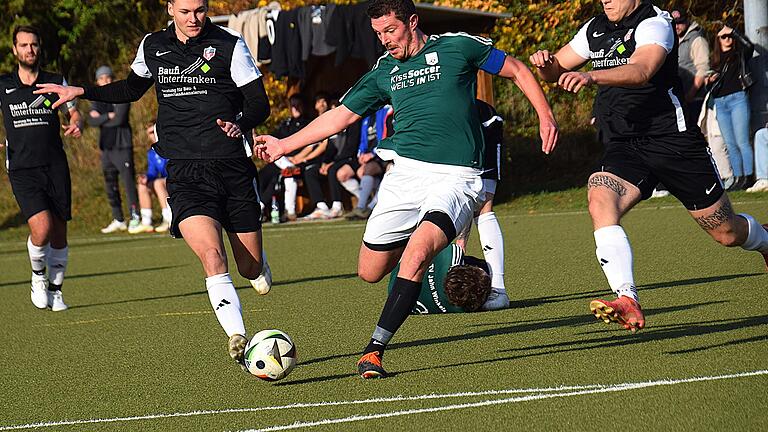 In dieser Szene kann sich Daniel Dietz (in grün) von der SG Haard/Nüdlingen gegen Fabio Mast (rechts) vom Gastgeber TV Jahn Winkels durchsetzen beim 2:0-Auswärtserfolg.       -  In dieser Szene kann sich Fabio Mast (in grün) vom TV Jahn Winkels gegen Patrick Iff (rechts) von der SG Haard/Nüdlingen behaupten, verlor aber später das Spiel mit 0:2.