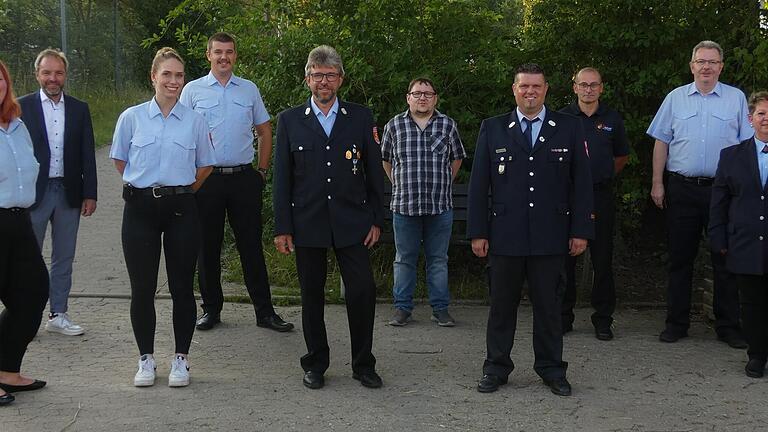 Der Vorstand der Kreisjugenfeuerwehr wurde neu gewählt: (von links) Katharina Biertempfel, Bürgermeister Matthias Schneider, Jasmin Henneberger, Elias Schlinke, stellvertretender Kreisjugendwart Ralf Schlinke, Sebstian Noll, Kreisjugendwart Johannes Krines, Horst Burger, Kreisbrandrat Ralf Dressel und Susanna Eckl.