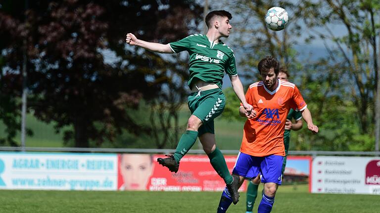 Obwohl Leon Brand (links) vom TSV Großbardorf II das Kopfballduell gegen den Münnerstädter Lukas Schmittzeh für sich entscheiden kann, setzte es für die Großbardorfer am Ende eine bittere 1:2-Derbyniederlage.