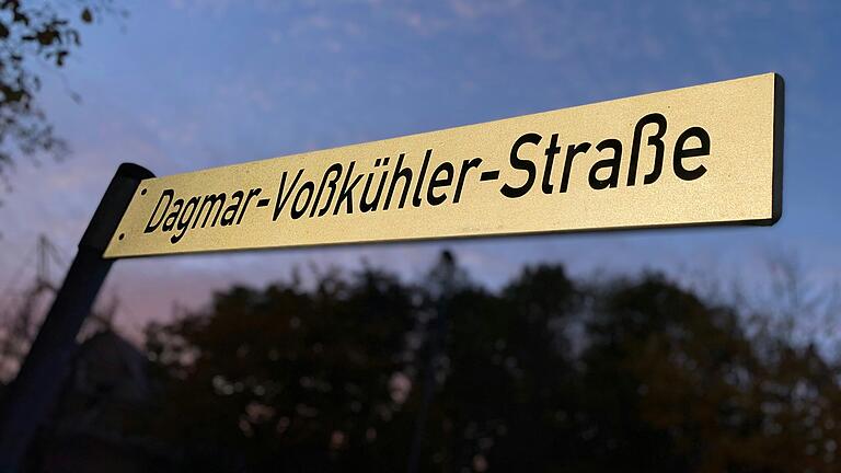An der Dagmar-Voßkühler-Straße, wo heute Aldi und Rewe ihre Filialen haben, möchte die Stadt Kitzingen eine Grundschule und eine Kindertagesstätte bauen. Per Vorkaufsrecht will sie sich den Zugriff auf das Gelände sichern. An der Dagmar-Voßkühler-Straße, wo heute Aldi und Rewe ihre Filialen haben, möchte die Stadt Kitzingen eine Grundschule und eine Kindertagesstätte bauen. Per Vorkaufsrecht will sie sich den Zugriff auf das Gelände sichern.