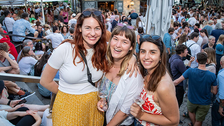 Tausende Menschen besuchen am Mittwoch 17.07.24 das Wein am Stein Festival beim Weingut Knoll in Würzburg.