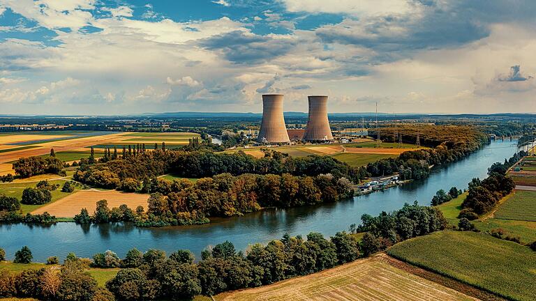 Einen guten Blick auf die beiden Kühltürme des stillgelegten Atomkraftwerks in Grafenrheinfeld - das wollen am kommenden Freitag viele: Um 18.30 Uhr sollen sie gesprengt werden.