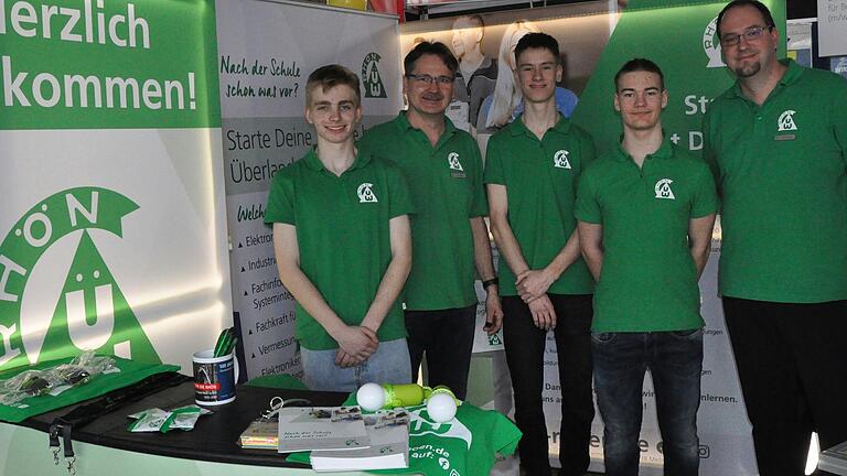 Hat sich auch in Sachen Ausbildung einen Namen gemacht: das Überlandwerk Rhön (von links) Azubi Julius König, Ausbildungsmeister Peter Omert, Azubi Daniel Buhlheller, Azubi Anton Flöter sowie Timo Schneider. Hat sich auch in Sachen Ausbildung einen Namen gemacht: das Überlandwerk Rhön (von links) Azubi Julius König, Ausbildungsmeister Peter Omert, Azubi Daniel Buhlheller, Azubi Anton Flöter sowie Timo Schneider.
