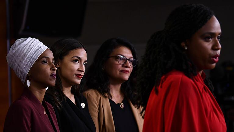 Die vier demokratischen Abgeordneten, die Präsident Trump aufgefordert hatte, dorthin 'zurückzugehen', wo sie hergekommen seien: Ilhan Abdullahi Omar, Alexandria Ocasio-Cortez, Rashida Tlaib&nbsp;und Ayanna Pressley (von links).&nbsp;