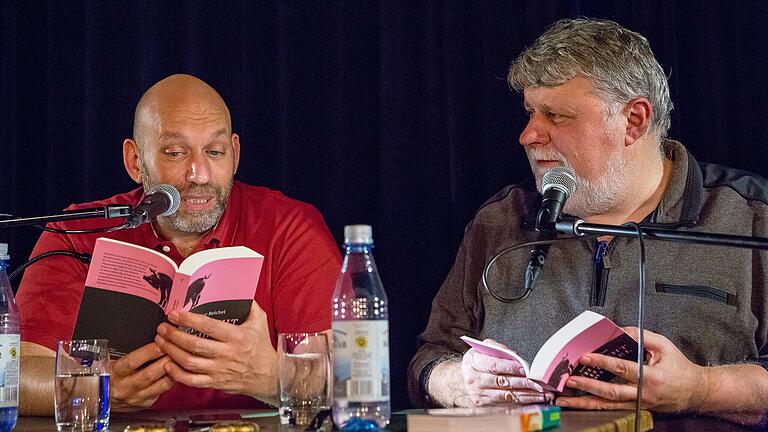 Christian 'Blacky' Schwarz und Lothar Reichel (rechts) bei einer Lesung: Ihre Roman-Beziehung geht jetzt mit 'Rauhnachtgrauen- Blacky in der Unterwelt' in die neunte Runde.&nbsp;