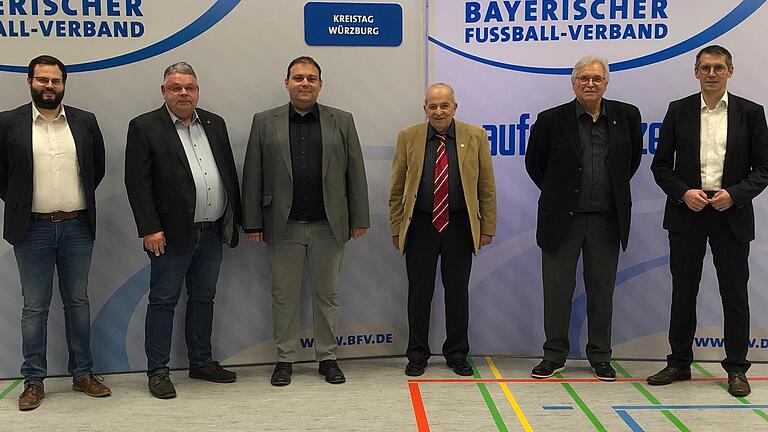 Der Würzburger Fußball-Kreisausschuss mit (von links) Kreisschiedsrichterobmann Marcel Scherer, Kreisjugendleiter Claus Höpfner, Kreisvorsitzender und Kreisspielleiter Marco Göbet, Kreisehrenamtsbeauftragter Ludwig Bauer, Kreissportgerichtsvorsitzender Werner Pfeifer sowie dem Bezirksvorsitzenden und BFV-Vizepräsidenten Jürgen Pfau.