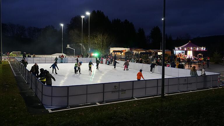 Zum Funpark in Bischofsheim gehört eine Kunststoffeisbahn, deren Betrieb keine Kosten verursacht.