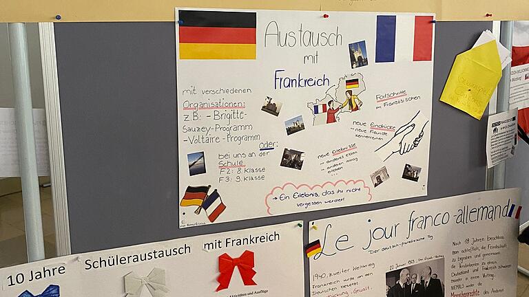 Vernissage zum Deutsch-Französischen Tag im Foyer der St.-Ursula-Schule, gestaltet von Schülerinnen des Französisch-Zweigs. Vernissage zum Deutsch-Französischen Tag im Foyer der St.-Ursula-Schule, gestaltet von Schülerinnen des Französisch-Zweigs.