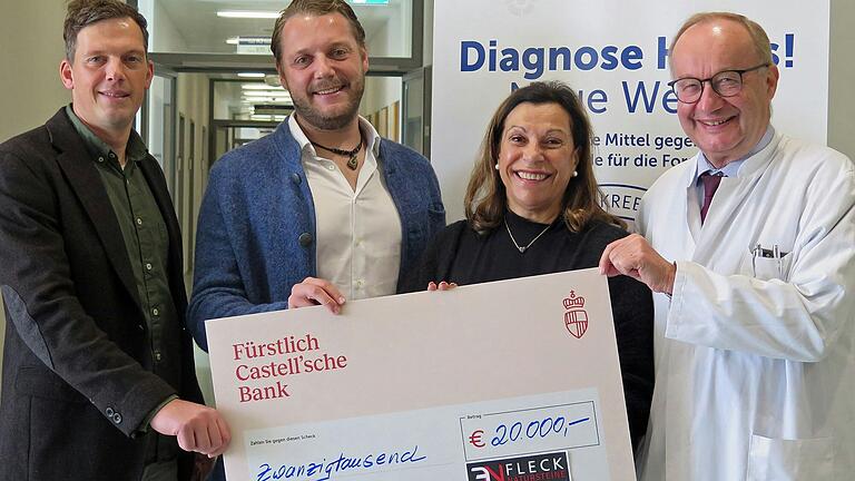 Björn Progl und Lukas Fleck (Fleck Natursteine GmbH) übergaben eine Spende von 20.000 Euro an Gabriele Nelkenstock (Hilfe im Kampf gegen Krebs e.V.) und Prof. Dr. Hermann Einsele (Uniklinikum Würzburg).