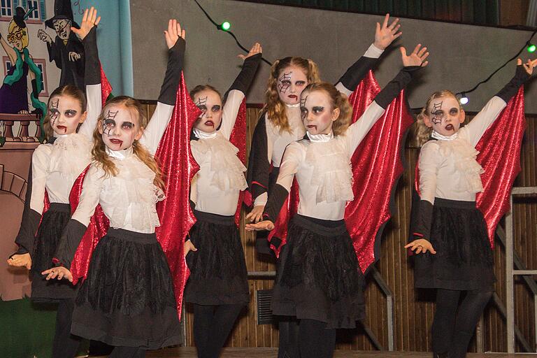 Die Adelsberger Wichtelgarde kam als Vampire und Fledermäuse direkt von Graf Dracula aus Transsilvanien. Die Adelsberger Wichtelgarde kam als Vampire und Fledermäuse direkt von Graf Dracula aus Transsilvanien.
