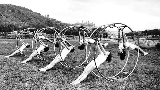 Vorführung: Ende der 1950er Jahre zeigen Sportlerinnen in Würzburg – damals noch im Freien –, was mit dem Rhönrad alles möglich ist. Vorführung: Ende der 1950er Jahre zeigen Sportlerinnen in Würzburg – damals noch im Freien –, was mit dem Rhönrad alles möglich ist.