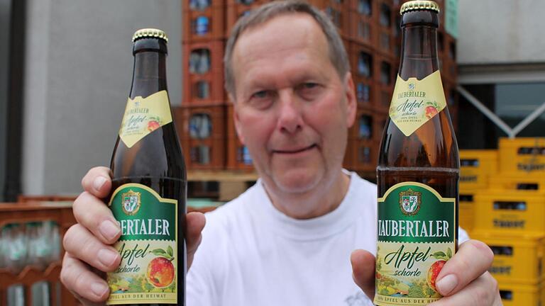 Die Distelhäuser Brauerei muss mangels Weißglas die Apfelschorle jetzt in diesen braunen Bierflaschen verkaufen. Das hat für Irritationen gesorgt. Getränkehändler Manfred Trunk (Bild) in Winterhausen bei Würzburg ist über den Flaschenwechsel nicht unglücklich.