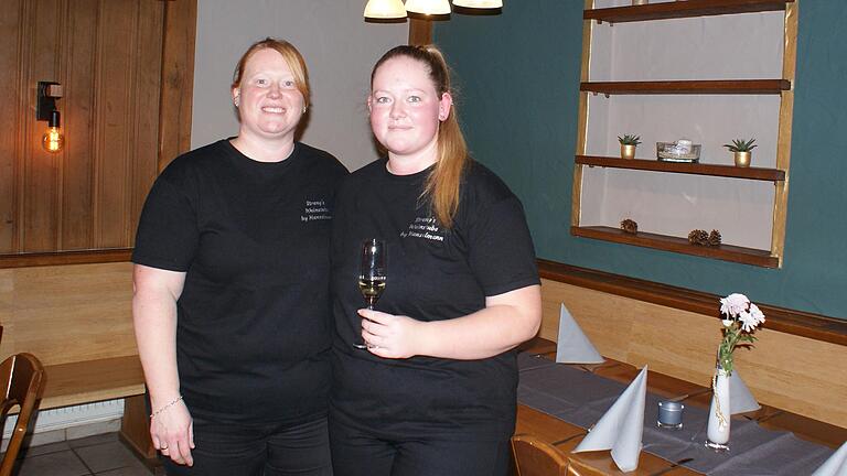 Kathrin Hanselmann (links) und ihre Tochter Celine Hanselmann (rechts) freuen sich darauf, ihre Gäste in Streng's Weinstube in Sommerach mit fränkischen Köstlichkeiten zu verwöhnen. Kathrin Hanselmann (links) und ihre Tochter Celine Hanselmann (rechts) freuen sich darauf, ihre Gäste in Streng's Weinstube in Sommerach mit fränkischen Köstlichkeiten zu verwöhnen.