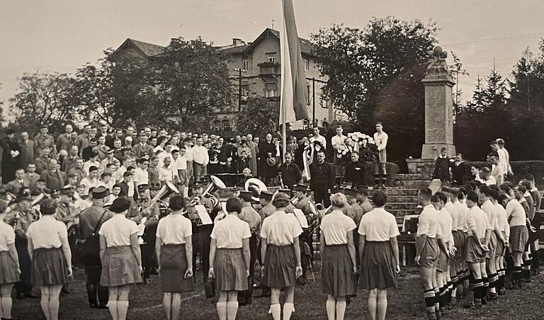 Missbrauch durch die Nationalsozialisten: Völkische Gedenkstunde am Denkmal auf dem Kickers-Platz im Jahr 1937.