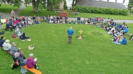 Am Ziel der Kinder-Senioren-Sternwallfahrt fand ein Wortgottesdienst mit Pfarrer Peter Rüb im Freien statt.       -  Am Ziel der Kinder-Senioren-Sternwallfahrt fand ein Wortgottesdienst mit Pfarrer Peter Rüb im Freien statt.