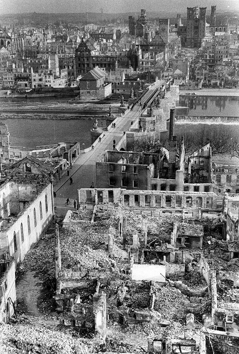 Auf diesem Foto (um 1946) ist bereits wieder eine Notbrücke über die am 16. März 1945 zerstörte Alte Mainbrücke gelegt.