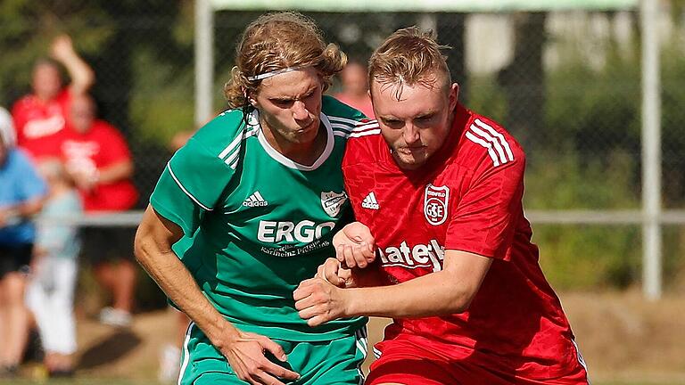 Zweikampf zwischen Kürnachs Yannik Strauß (links) und Estenfelds Niklas Münch im Kreisliga-Hinspiel zwischen dem SV Kürnach und der TSG Estenfeld.