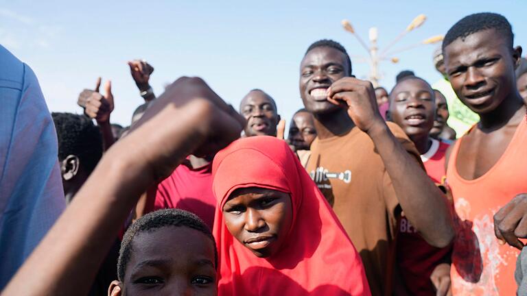 Niger.jpeg       -  Junge Nigrer versammeln sich in der Hauptstadt Niamey.