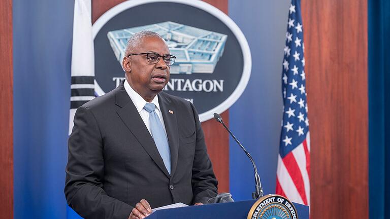 US-Verteidigungsminister Lloyd Austin       -  US-Verteidigungsminister Austin hat das US-Militär auf einen &bdquo;ruhigen, geordneten und professionellen Übergang&rdquo; nach dem Wahlsieg von Trump eingeschworen. (Archivbild)