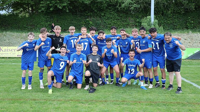 SG Sulzthal/Ramsthal: Die Trainerfrage ist geklärt - In den vergangenen Jahren hatte sich Armin Hesselbach (rechts) als Jugendtrainer einen Namen gemacht. Unser Bild zeigt den 58-Jährigen mit der U17 der SG Bad Kissingen. SG Sulzthal/Ramsthal: Die Trainerfrage ist geklärt - In den vergangenen Jahren hatte sich Armin Hesselbach (rechts) als Jugendtrainer einen Namen gemacht. Unser Bild zeigt den 58-Jährigen mit der U17 der SG Bad Kissingen.