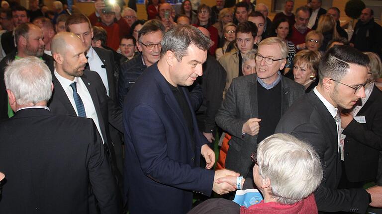 Ein gefragter Gast: Ministerpräsident Markus Söder war beim Politischen Ascherdonnerstag des CSU-Kreisverbandes Kitzingen in Wiesentheid von Menschen umringt.