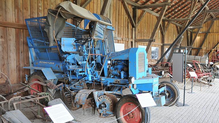 Dieses Gerät mit dem sperrigen Namen „Bunkerköpfroder“ vereinigte gleich mehrere Arbeitsschritte und vereinfachte die Rübenernte erheblich.