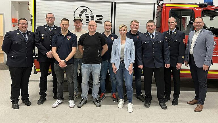 Alte und neue Vorstandschaft (von links): Leon Stahl (Kommandant), Christoph Ehrenfels, Benedikt Größler (Vorstand), Simon Schrauth (ehem. stellv. Vorstand), Steffen Köhler (ehem. Schriftführer), Sebastian Ludwig (Vergnügungswart), Jasmin Feeser (Schriftführerin), Hannes Feeser (Stellv. Vorstand), Tobias Müller (Stellv. Kommandant), Stephan Brust (Kreisbrandinspektor), Michael Hombach (1. Bürgermeister). Alte und neue Vorstandschaft (von links): Leon Stahl (Kommandant), Christoph Ehrenfels, Benedikt Größler (Vorstand), Simon Schrauth (ehem. stellv. Vorstand), Steffen Köhler (ehem. Schriftführer), Sebastian Ludwig (Vergnügungswart), Jasmin Feeser (Schriftführerin), Hannes Feeser (Stellv. Vorstand), Tobias Müller (Stellv. Kommandant), Stephan Brust (Kreisbrandinspektor), Michael Hombach (1. Bürgermeister).