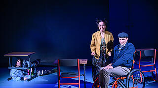 Im Mainfrankentheater auf der Probebühne:kommt 'Was Wanda will',
ein Schauspiel von Lena Hach, zur
Uraufführung.                       Besetzung: Daria Lik (Wanda), Nils David Bannert (Der Meister), Julia Baukus (Lynn), Laura Storz (Desiree), Nils van der Horst (Schulze), Eva-Lina Wenners (Kai)