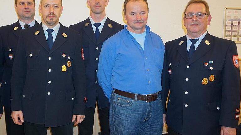 Ehrungen bei der Feuerwehr Oberweißenbrunn für langjährige Treue. Das Bild zeigt (von links): den bisherigen Kommandant Bernd Abert, David Johnson, Markus Benkert, Harald Vorndran und den bisherigen Vorsitzenden Alfred Stary.