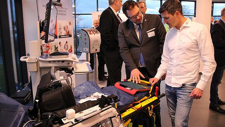 5. Mainfränkisches Gesundheitssymposium, bei ERT in Estenfeld (Lkr. Würzburg): Waldemar Pautow (rechts), Mitarbeiter des Zentrums für Telemedizin in Bad Kissingen, erklärt einem Besucher moderne Rettungswagentechnik.