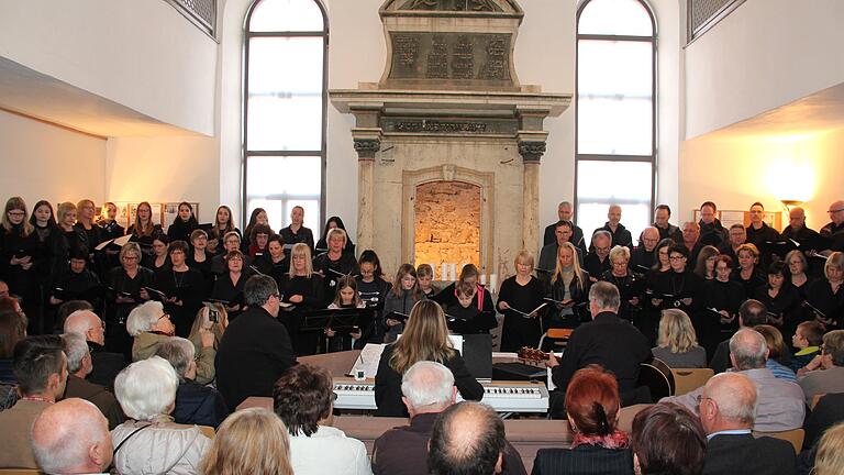 Kein Platz mehr zu finden – die Singgruppe Urspringen trat am Wochenende in der früheren Synagoge auf.