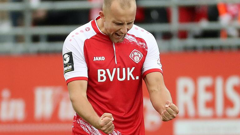 Bejubelt den ersten Heimdreier der Saison, bei dem er zur Führung traf: Tobias Kraulich (FC Würzburger Kickers) Bejubelt den ersten Heimdreier der Saison, bei dem er zur Führung traf: Tobias Kraulich (FC Würzburger Kickers)
