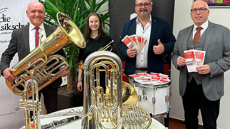 Auch im kommenden Jahr startet wieder der Wettbewerb Talentissimo der Kreismusikschule Rhön-Grabfeld. In diesem Jahr sind alle Blasinstrumente einbezogen. Erwartungsfroh sind: (von links) Landrat Thomas Habermann, Franzi Bohn,&nbsp; Kreismusikschulleiter&nbsp;Frank Stäblein&nbsp;und Sparkassendirektor Georg Straub.