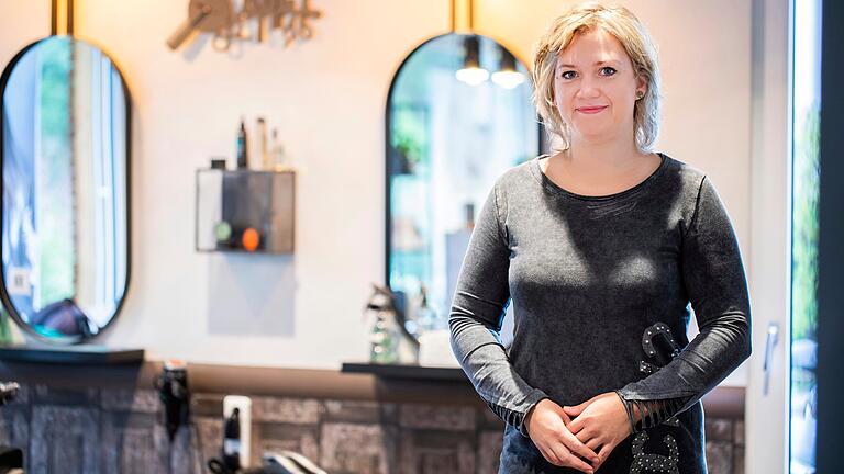 Friseurmeisterin Anne Schneider (Archivfoto) in ihrem 2021 in Königsberg eröffneten Friseursalon V'Kult. Ihr Hofheimer Friseurgeschäft Varbenblind zieht nun dorthin um. Friseurmeisterin Anne Schneider (Archivfoto) in ihrem 2021 in Königsberg eröffneten Friseursalon V'Kult. Ihr Hofheimer Friseurgeschäft Varbenblind zieht nun dorthin um.