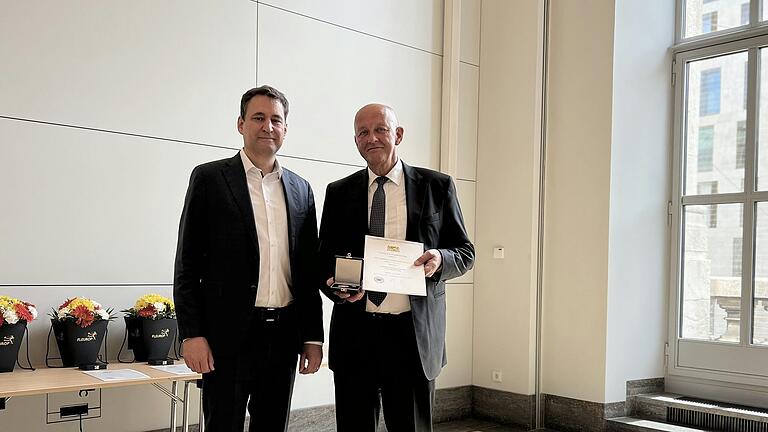 Justizminister Georg Eisenreich mit dem früheren Präsidenten des Landgerichts Schweinfurt Reinhard Pfingstl