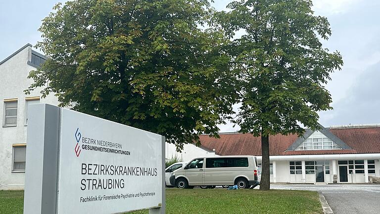 Bezirkskrankenhaus Straubing       -  Vier Männer sind am Samstagabend im niederbayerischen Straubing aus einer geschlossenen Klinik entflohen. Laut Polizei laufen umfangreiche Fahndungsmaßnahmen.